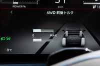 「e-4ORCE」では前後2基のモーターにより、常に前後輪に適当な駆動力を配分。ブレーキ制御によるベクタリングとも相まって、高いコーナリング性能を実現する。