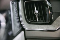 インストゥルメントパネルの金属製トリムには、スウェーデン国旗の装飾があしらわれる（写真中央やや右）。この意匠には、湿度や温度の変化でウッドパネルが収縮することで生じるダメージを抑える効果もあるという。