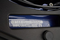 ボンネットを開けるとBMW AGの製造番号の下に、アルピナ社独自の製造番号が併記されている。これはBMW AGで製造されたクルマをベースにアルピナ社が製造したことを証明している。