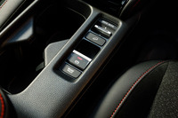 雰囲気は都市型SUVだが、センターコンソールには下り坂を一定速で走行できるヒルディセントコントロールのスイッチが備わっている。