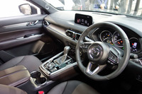 「CX-8」のインテリア。より上質なウッドやナッパレザーを用いることにより、“「CX-5」よりもちょっと大人の空間”を表現した。