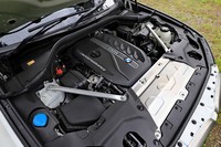 フロントに縦置きされる3リッター直6ディーゼルターボエンジン。最高出力326PS、最大トルク680N・mを発生する。
