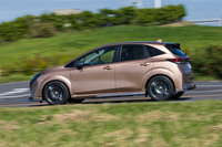 「NISMO」では補剛バーを使っているリアバンパーの裏側にヤマハの「パフォーマンスダンパー」を装備する。