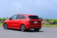 「Aクラス」とは異なりCピラーが垂直に近い形状になっているため、後席の乗り降りがしやすいのも「Bクラス」の特徴のひとつ。