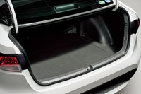 セダンのトランクルームの容量は、先代比でやや縮小。ゴルフバッグは新旧ともに4個入るが、入れやすさは先代の方が勝るという。