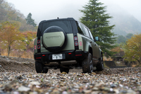 そもそも最低地上高は218ｍmも確保されているが、エアサスによって最大で293mmにまで高められる。こんなガレ場だって余裕だ。