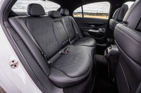 2960mmもの余裕あるホイールベースのおかげで後席の足元は広く、楽に足が組めるスペースが確保されている。後席の背もたれには40：20：40の分割可倒機構が備わっている。