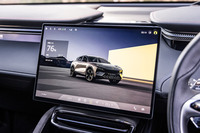 厚みがわずか10mmの15.1インチタッチ式ディスプレイ。1600万色以上を使用して美しく鮮明な画像を表示する。写真は充電レベルと航続可能距離を表示させた様子。音声コマンドを用いて各種操作がハンスフリーで行えるバーチャルパーソナルアシスタントも組み込まれている。