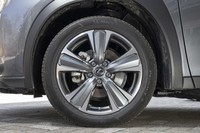 “バージョンL”には18インチアルミホイールが標準装備。試乗車は「ミシュラン・プライマシー3」を履いていた。