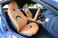 「RZ」にはアルカンターラと本革の赤いコンビシートが標準装備されるが、オプションでタン（写真）かブラックの本革シートも用意される。