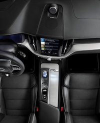 インテリアは、左右非対称なセンターコンソールが特徴。写真のように、インストゥルメントパネルは運転席側（写真では左側）に向けて傾けられている。