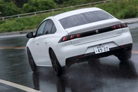 自動パーキングシステムは「フルパッケージ」に含まれるオプションとなるものの、前走車に追従して停止と再発進が可能なアダプティブクルーズコントロールやステアリングアシストなどは全車で標準装備となる。