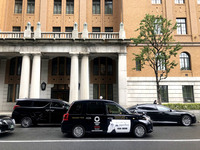 こちらは、東京・丸の内で2019年春に撮影した「ジャパンタクシー」。
