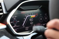 エンジンの回転が高まると目盛りのカラーがグリーン、イエロー、レッドと変化していく。レッドゾーンは7000rpmから。