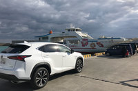 レセプション会場は神の島といわれる久高島。「レクサスNX」で安座真港のフェリー乗り場へ向かった。