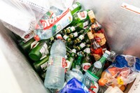 チームのサービスをのぞいてみても、どこもでっかい冷蔵庫を持ち込んでいて、中身はもれなくビール。キミらどんだけ飲むんや？