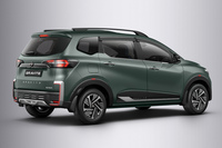 清水「どうです！ 『日産グラバイト』のデザインは？」　
	渕野「以前のダットサンと比べたらだいぶいいですけど……」　
	ほった「答えに困りますね」