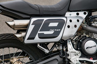 マフラーをカバーするサイドゼッケンプレートに描かれた「19」という文字も、前後19インチのホイールを装着していることに由来する。