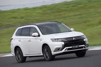 従来「Sエディション」のみに施されていた構造用接着剤によるボディー補強は、全車に実施されることに。塗布される長さも8mから12mへと拡大されている。