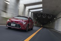 WLTCモードの燃費値は16.6km/リッター。ハイブリッドモデルには遠く及ばないものの、1.8リッターモデル（14.8km/リッター）と1.2リッターターボモデル（15.8km/リッター）を抑えている。