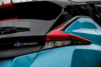 残量警告灯がついてから80％までの充電時間は、一般的な急速充電器（50kW）を使用した場合で約1時間、高出力タイプ（70kW）では50分ほどかかる。