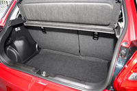 荷室容量は先代モデルより55リッター大きい265リッターを確保している。