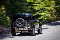 山岳路を行く「ディフェンダー110 X D300」。本格オフローダーらしく、最大でアプローチアングルが37.5°、ブレイクオーバーアングルが28.0°、デパーチャーアングルが40.0°確保されているのも同車の特徴だ。