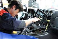 慎重にセンターコンソールパネルを外すスタッフ氏。普段ガサツにクルマを使っているので、丁寧な作業になんだか申し訳なくなる。