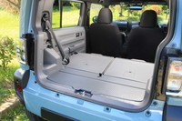 後席を倒しラゲッジスペースを最大化した状態。フロアがフラットなだけでなく、フロアとドアの隙間に荷物が落ちないよう工夫されているのもポイント。