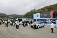 会場となったサーキットでは、デモランに限らずさまざまなイベントが開催されて、ブースには常に長蛇の列ができていた。