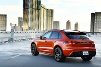 ボディーカラーは「パパイヤメタリック」（写真）を含む13色に加えてカスタムカラーも選べる。ボディー同色のサイドブレードはオプションで、ブラックが標準となっている。