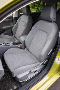 撮影車両は1.5リッターターボエンジンを搭載した「eTSIスタイル」。マイクロフリースのシート表皮を採用する。