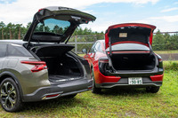 ボディーのフォルムはよく似ているが、「C5 X」はリアにハッチゲートを持つのに対し、「クラウン クロスオーバー」は独立したトランクを持つスリーボックススタイルだ。