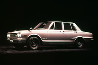 「R380」由来のS20型2リッター直6 DOHCエンジンを搭載した「スカイラインGT-R」。サーキットにおいて高い競争力を発揮した。