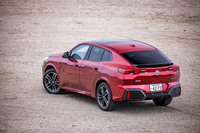 ルーフから流れるようなファストバックフォルムが、「X4」や「X6」とのつながりを感じさせる。ブラインド付きパノラマガラスサンルーフは17万2000円のオプションアイテム。