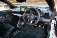 インテリアの基本デザインは標準車の「ヤリス」と同じだが、ブラック一色のインストゥルメントパネルに飾り気は皆無。