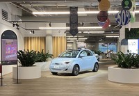 イタリア・トリノの新商業施設、グリーンピーの1階にあるステランティスのショールーム「eビレッジ」。