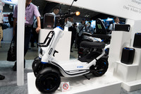 電動カートのコンセプトモデル「ESMO（エスモ）」。フロント2輪の三輪スタイルで、フロントの足まわりにはサスペンションを採用。バイクメーカーらしいアクティブで若々しいスタイルを目指したという。