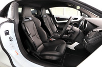 サベルト製のスポーツシート。表皮はレザーで、ドライビングポジションの調整機構に加え、寒い日に重宝するシートヒーターも装備している。