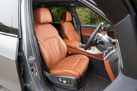 この試乗車のメリノレザーのカラーリングはイタリア語でトリュフを意味する「タルトゥーフォ」。張りの強さが厚みを感じさせる。