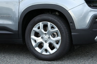 「アベンジャー」では17インチサイズの10本スポークホイールと3シーズンタイヤの組み合わせが標準装備とされる。今回の試乗車は「グッドイヤー・エフィシェントグリップ2 SUV」タイヤを装着していた。