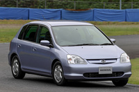 21世紀のコンパクトカーのスタンダードを模索して開発された7代目「シビック」。ホンダはこの世代から、仕向け地ごとにシビックをつくり分けるようになり、その方針は9代目まで続いた。