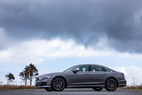 「A8」のボディーカラーは、試乗車の「テラグレーメタリック」を含む全11色から差額なしで選択可能。顧客の要望に応えてくれるスペシャルボディーカラー (Audi exclusive)もオプション価格48万円で用意されている。 