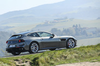 ワイルドでたくましいエキゾーストノートを発する。特にバルブが開いてからのサウンドはけたたましく、派手な8気筒サウンドだ。