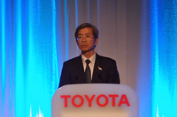 パワートレインに関する取り組みについて説明する、トヨタ自動車 専務役員 パワートレーンカンパニー プレジデントの水島寿之氏。「ハイブリッド車やプラグインハイブリッド車を含め、いまだ大多数のクルマはガソリンエンジンを搭載する。CO2削減のためにはパワートレイン改善による燃費向上が急務」などと語った。