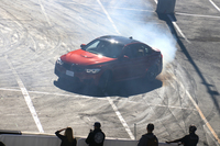 BMWによるドリフト走行のパフォーマンス。多くの来場者たちが熱い視線を送っていた。
	 