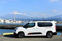 ボディーの全長はスタンダードモデルよりも365mm長い4770mm。リアドアまでの造形はどちらも同じだ。