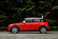 「MINIクーパーSD 5ドア」のサイドビュー。オーバーハングは、フロントが「3ドア」と同じ775mm、リアが3ドアよりも90mm長い700mmとなっている。3ドアよりDピラーとリアハッチゲートの傾きがなだらかなのも5ドアの特徴だ。