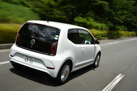 リアサイドウィンドウとバックドアのウィンドウには、UVカット機能付きのダークティンテッドガラスが採用されている。