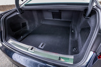 荷室容量は505リッターで、これはベースとなった「A8」と同じ数値。後席背もたれのセンターには、スキーホールが備わる。バンパー下の足の動きで作動する「オートマチックトランクリッド」も標準装備されている。